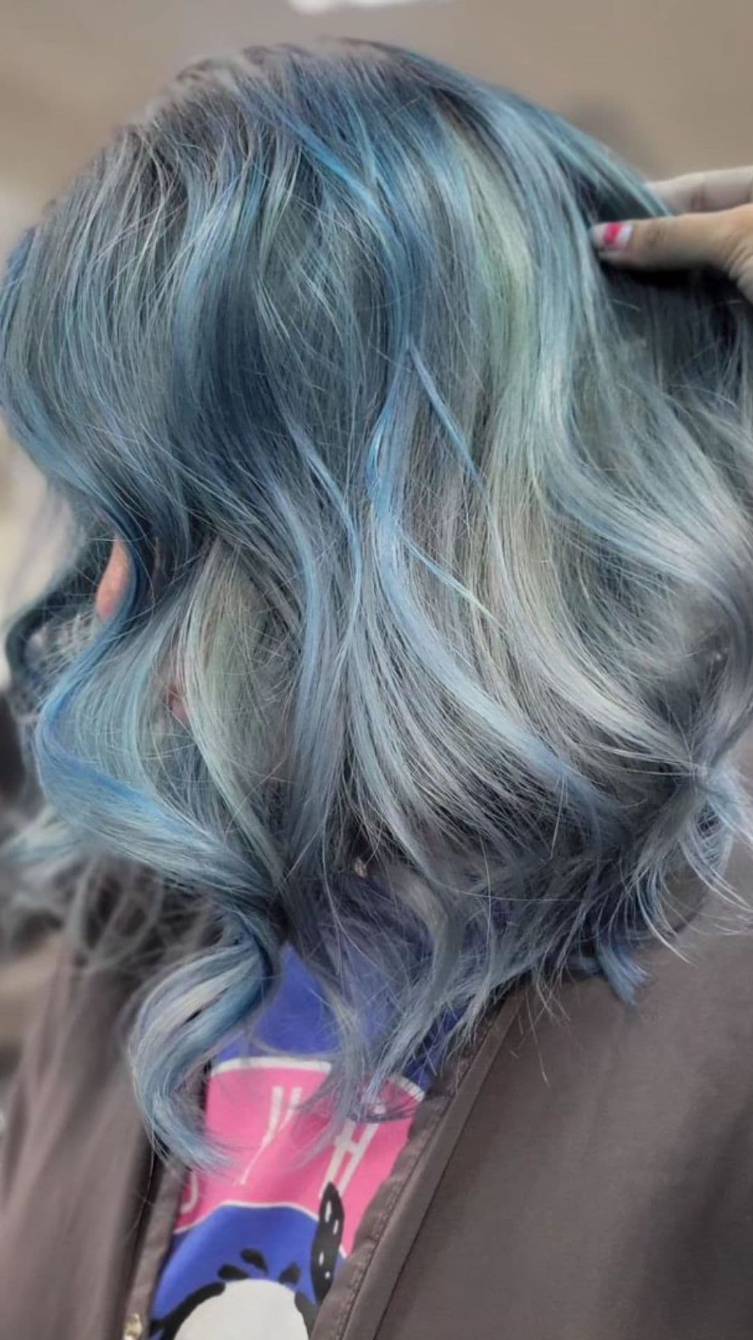 Close-up of a person with the Shimmering Silver Sea hairstyle, featuring blue and silver tones.