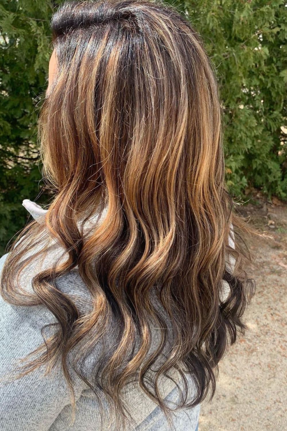 A woman with medium length dark brown lowlights.